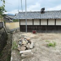 【花園古民家　小屋の屋根瓦修繕】　（８月３日　月曜日）